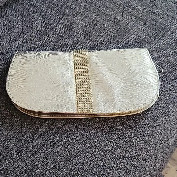 Handbags - Picture 4 of 8